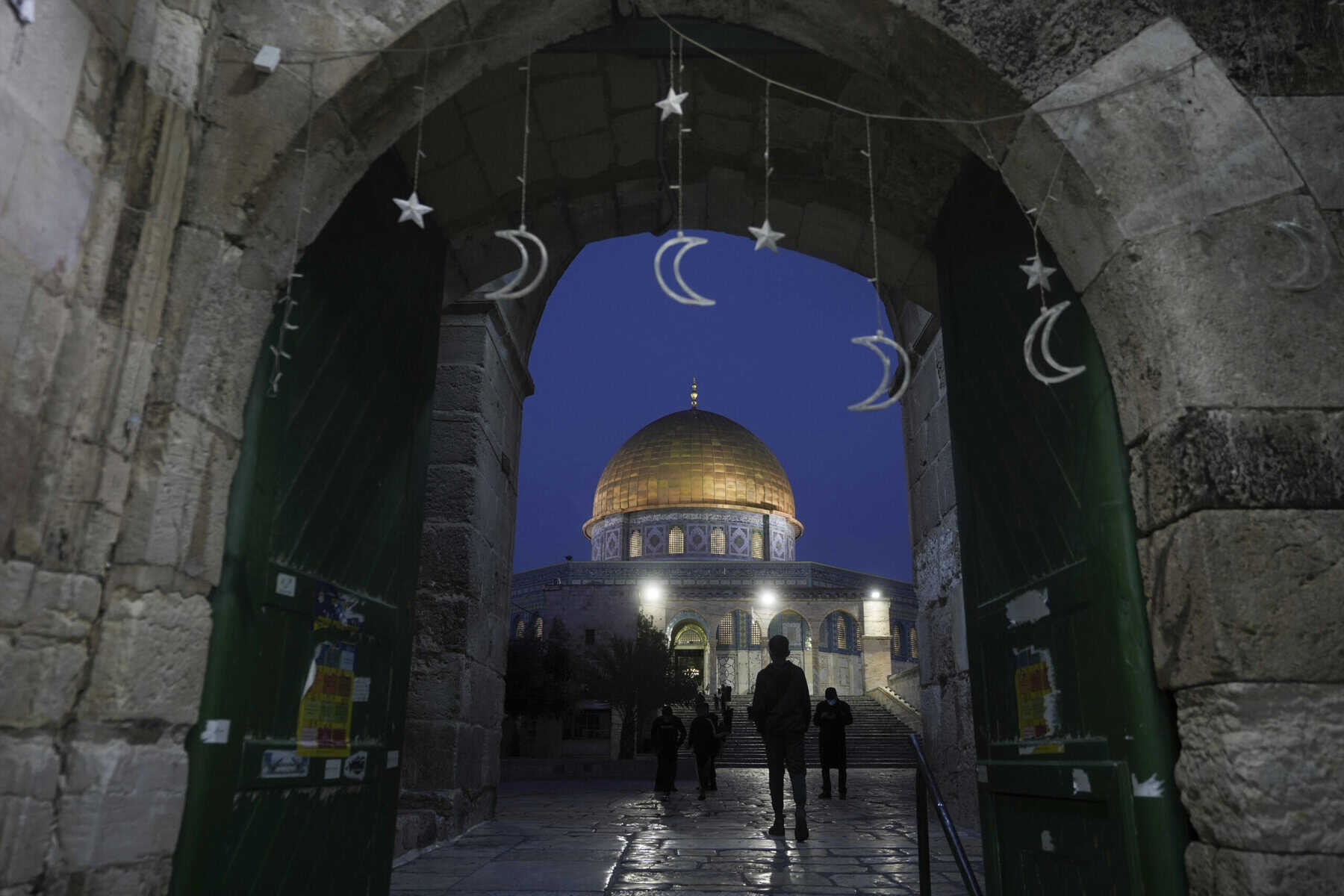 Aufnahmen zeigen: Israels Polizei verweigert mit Schlagstöcken Hunderten Zugang zu Tempelberg