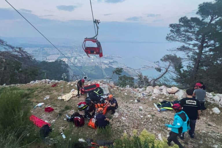 Seilbahnunglück in Antalya: Noch immer warten Fahrgäste auf ihre Rettung