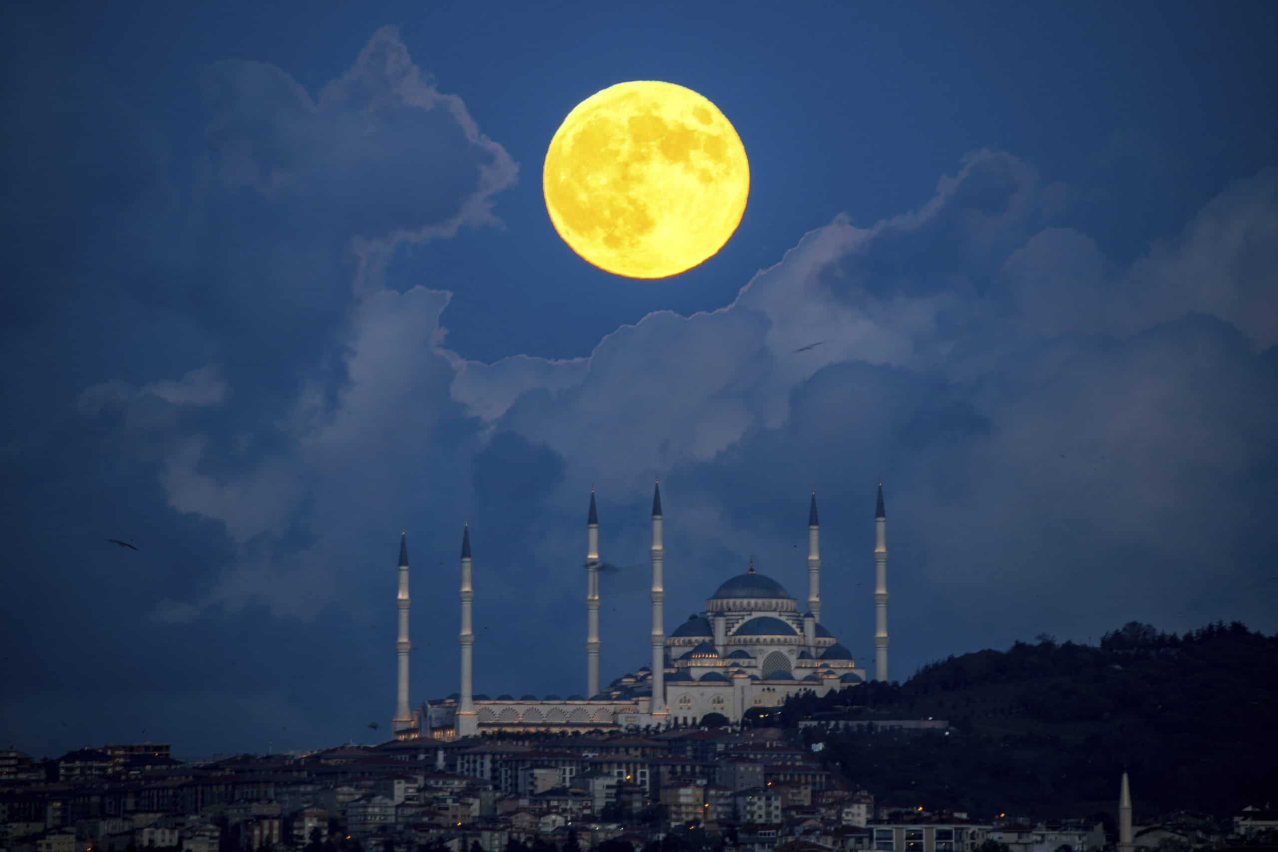 Neuer Supermond: Riesiger Mond fasziniert – auch in der Türkei