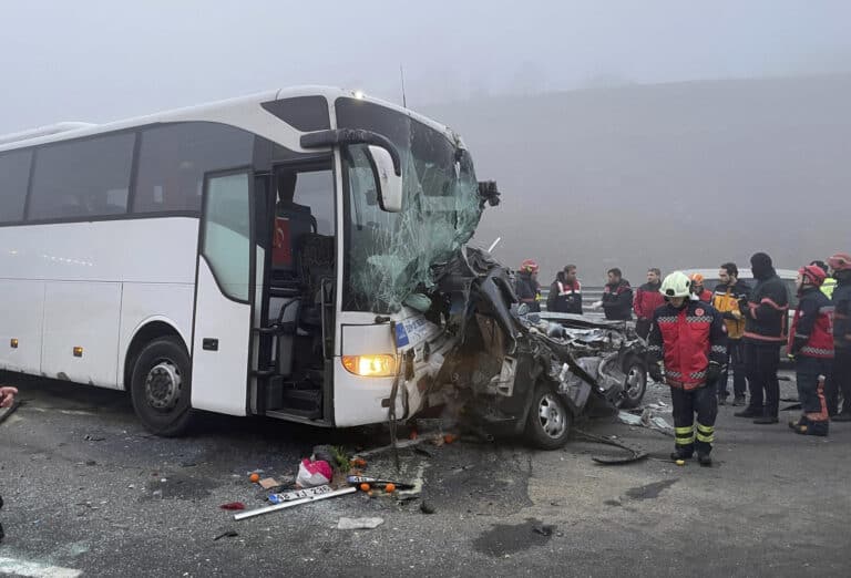 Mindestens zehn Tote und Dutzende Verletzte bei Massenkarambolage in der Türkei