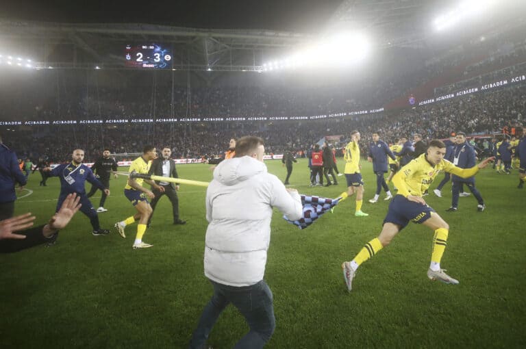Wieder hässliche Bilder: Trabzon-„Fans“ stürmen Platz, Fener-Spieler schlagen zurück