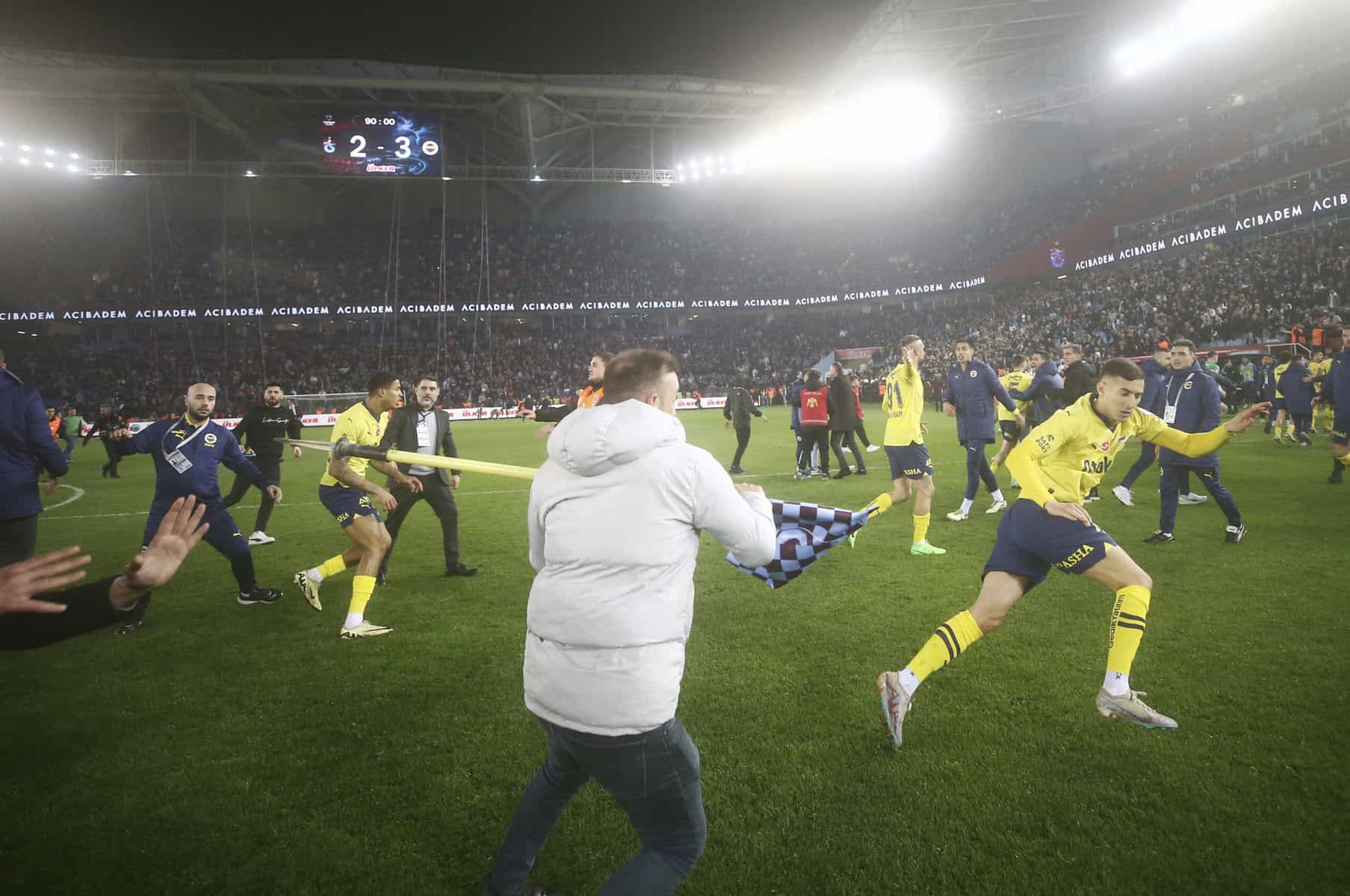 Wieder hässliche Bilder: Trabzon-„Fans“ stürmen Platz, Fener-Spieler schlagen zurück